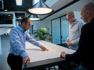 Rådgiver peger på dokument på bordet