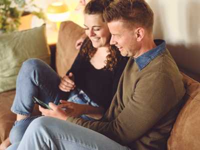 Par I Sofa Med Smartphone