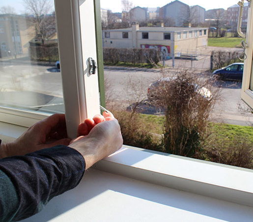 En NRGi Rådgiver tjekker et vindue