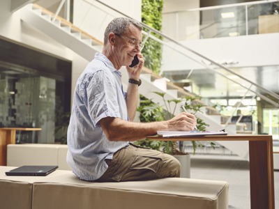 Medarbejder Med Telefon Skriver