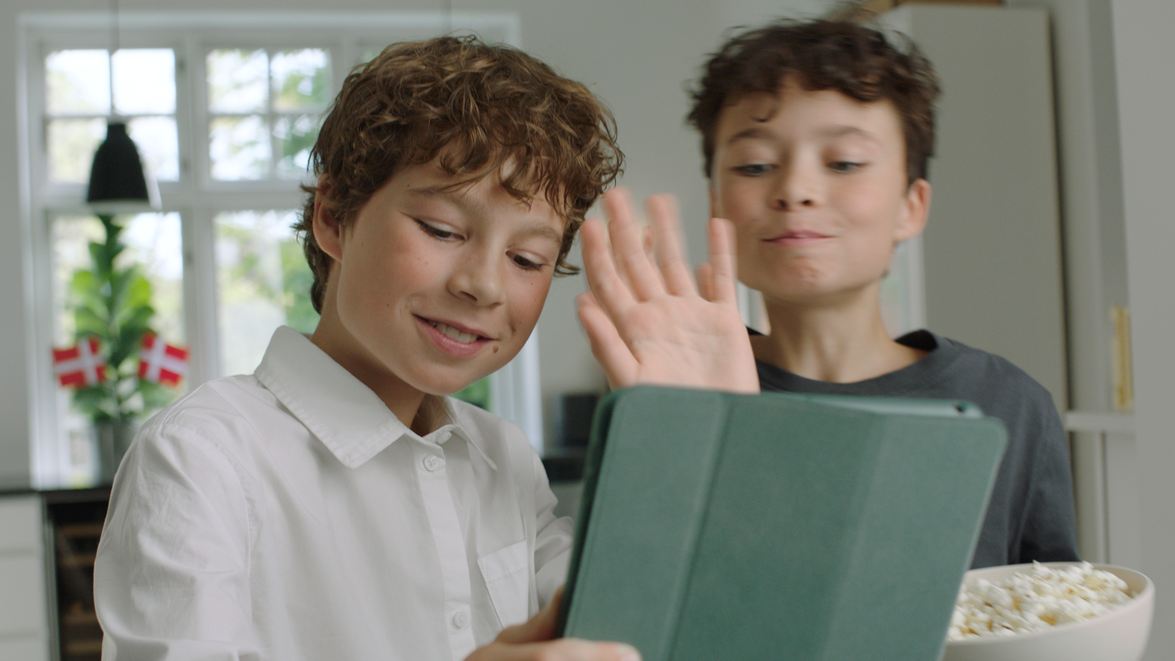 Drenge vinker til iPad