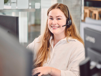 Kundeservicemedarbejder med headset.