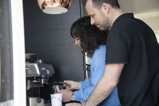 NRGi Mand og kone laver kaffe