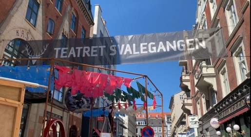 Banner med Teatret Svalegangen hænger over gågaden i Aarhus