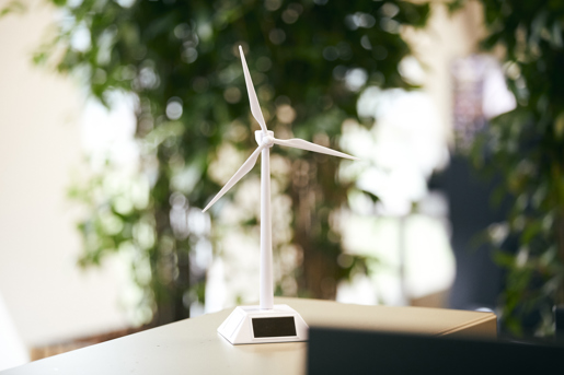 NRGi vindmøllemodel på et bord