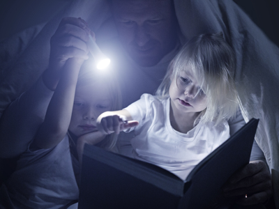 Læser med lommelygte i mørke