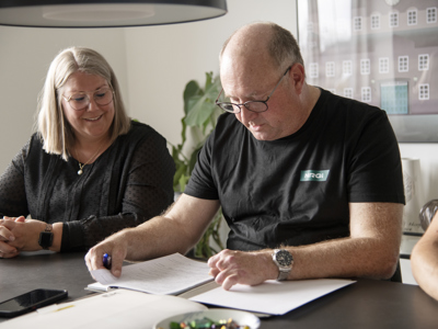 NRGi Rådgiver taler med en kvindelig kunde