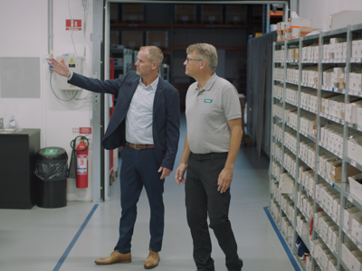 Rådgiver Og Kunde På Produktionsvirksomhed