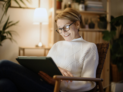 NRGi Kvinde læser om aftenen