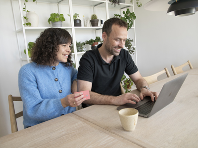 Mand og kvinde sidder ved computeren